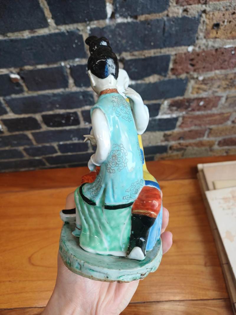 清乾隆 粉彩人物坐像擺件 | Santos Collection | A fine Chinese export famille-rose figure of a seated man and lady, Qing dynasty, Qianlong period - 图6