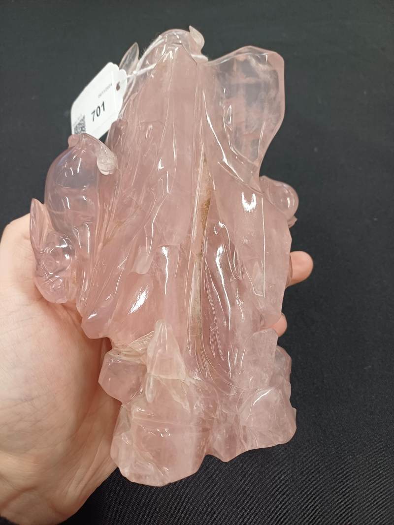 二十世紀 粉晶雕仙人把件 | A large Chinese rose quartz carved 'immortals' group, 19th/20th century - 图12
