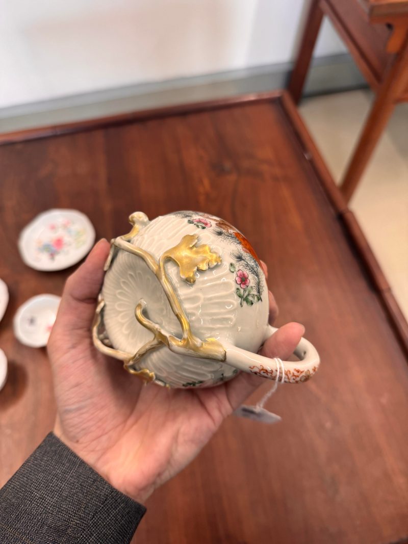 清雍正 粉彩魚藻紋蓋壼 | Santos Collection | A Chinese export famille-rose 'fish pond' teapot, Qing dynasty, Yongzheng period - 图13