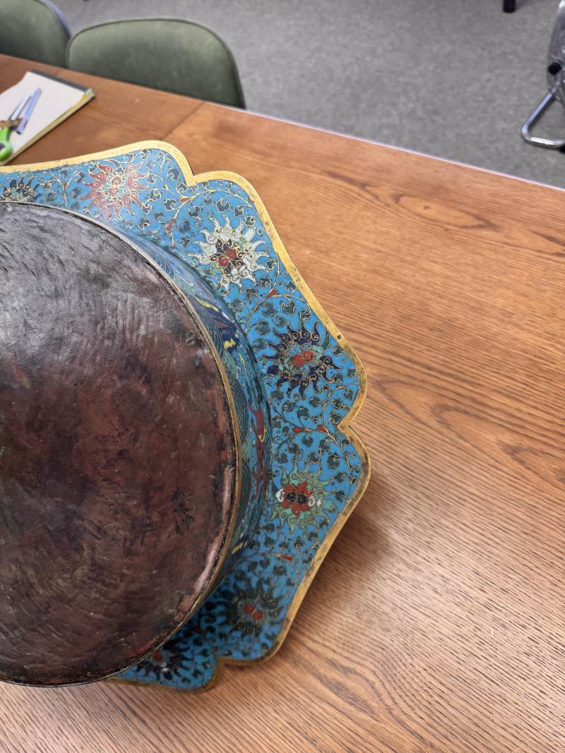 清十七/十八世紀 掐絲琺瑯銅胎鎏金亭台樓閣圖折沿葵口盆 | A fine Chinese cloisonné enamel and gilt-bronze 'pavilion' basin, Qing dynasty, 17th/18th century - 图9