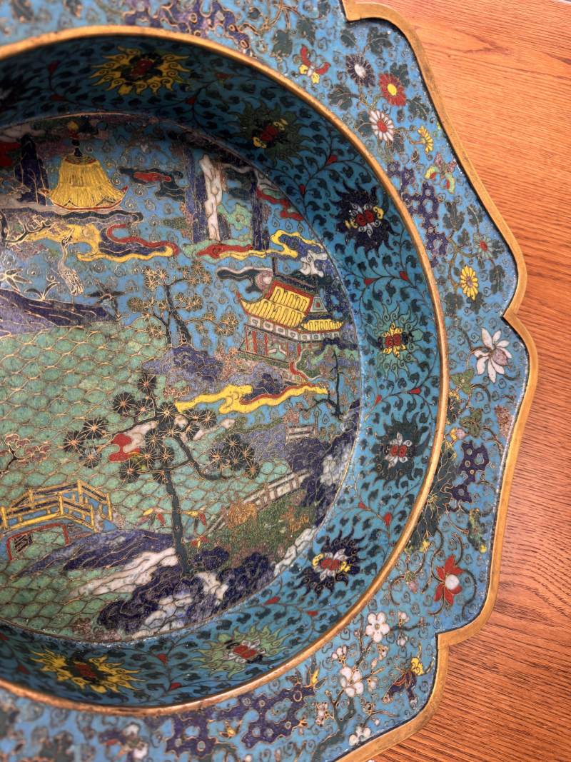 清十七/十八世紀 掐絲琺瑯銅胎鎏金亭台樓閣圖折沿葵口盆 | A fine Chinese cloisonné enamel and gilt-bronze 'pavilion' basin, Qing dynasty, 17th/18th century - 图28