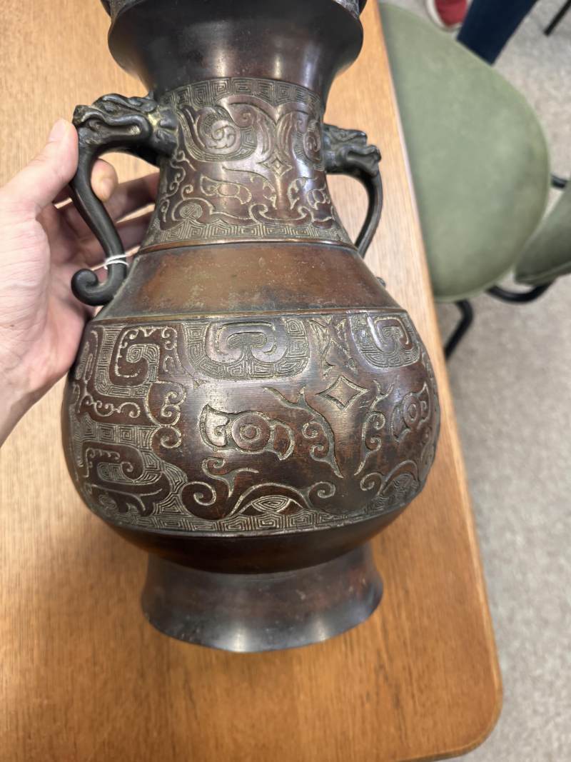 清十八/十九世紀 仿古青銅饕餮紋貫耳壺 | A Chinese archaistic bronze 'taotie' vase, hu, Qing dynasty, 18th/19th century - 图2