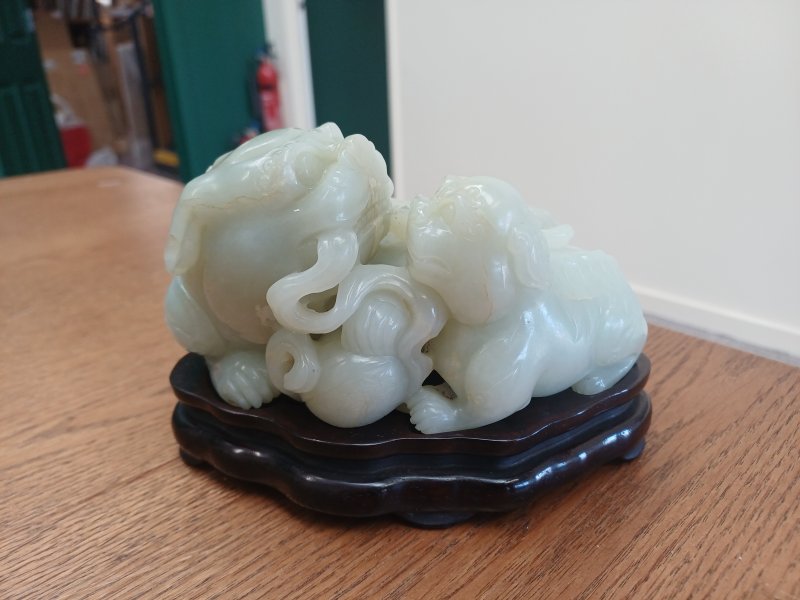 清十九世紀 青白玉太獅少獅擺件 | A large Chinese pale-celadon jade 'Buddhist lions' carving, Qing dynasty, 19th century - 图4