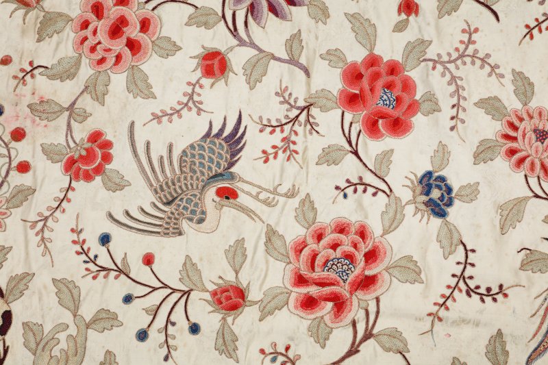 清十九世紀 刺繡花鳥圖掛屏 | A large Chinese embroidered 'birds and flowers' silk panel, Qing dynasty, 19th century - 图2