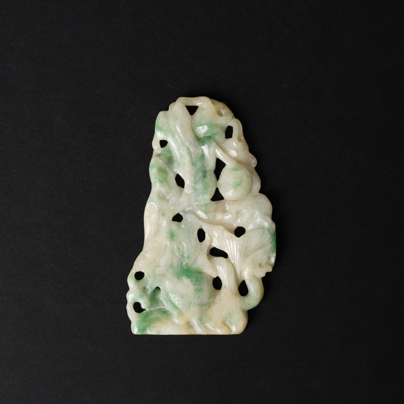 十九/二十世紀 玉雕龍紋牌 | A Chinese carved jade 'dragon' plaque, 19th/20th century
