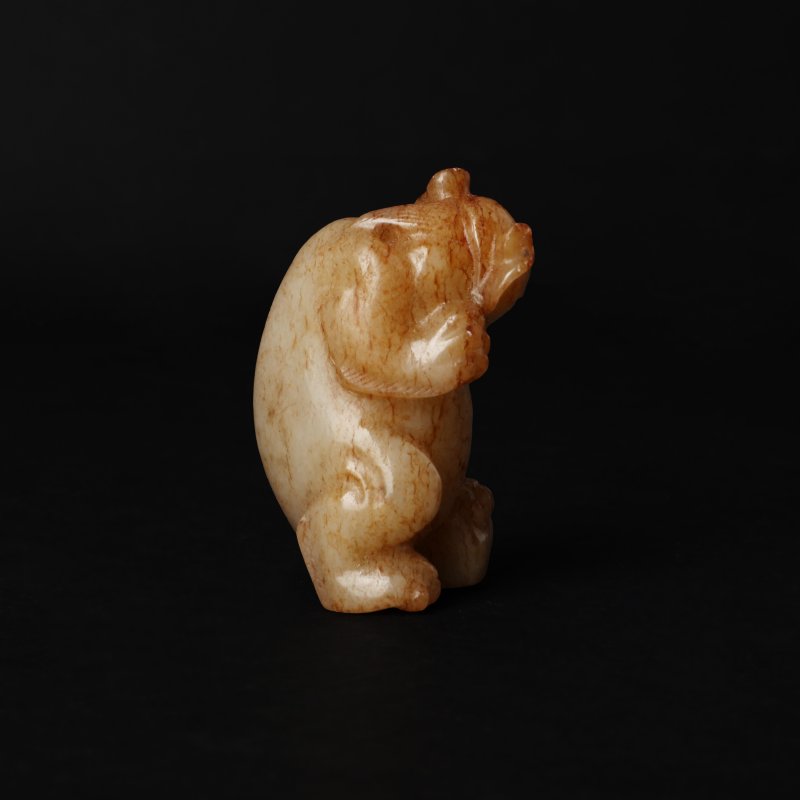 晚清 青白玉帶皮雕立熊把件 | A Chinese celadon and russet jade figure of a standing bear, late Qing dynasty - 图3