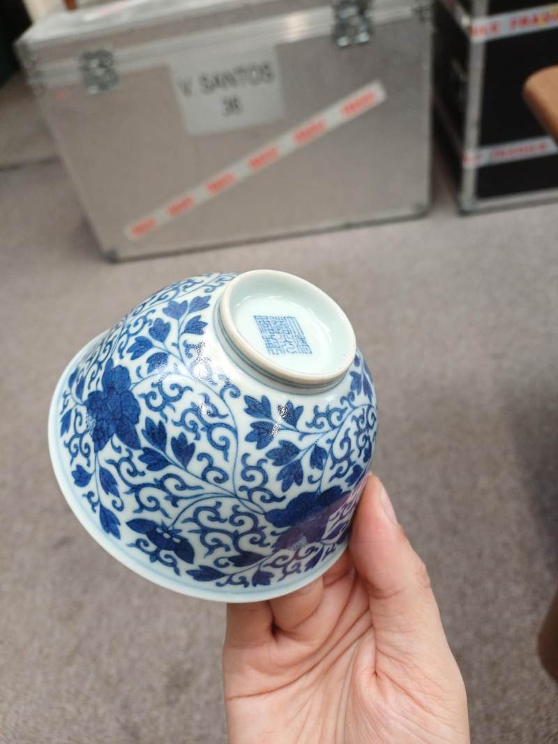 或為清道光 青花纏枝花卉紋盌《大清道光年製》款 | A Chinese blue and white 'floral' bowl, Daoguang mark and possibly of the period - 图8
