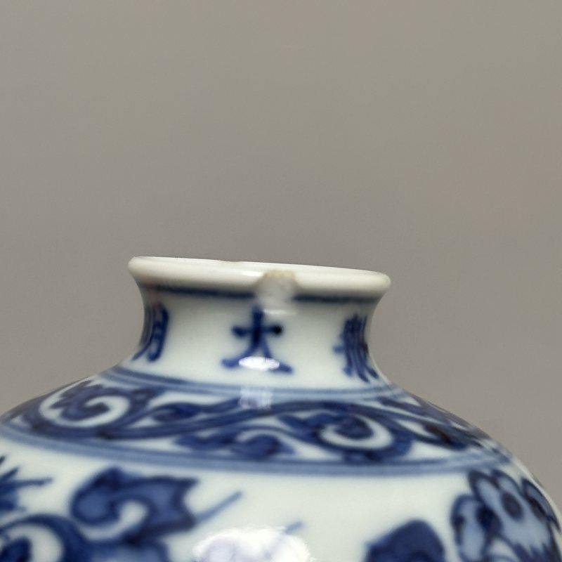 清雍正 青花缠枝莲纹梅瓶 - 图8