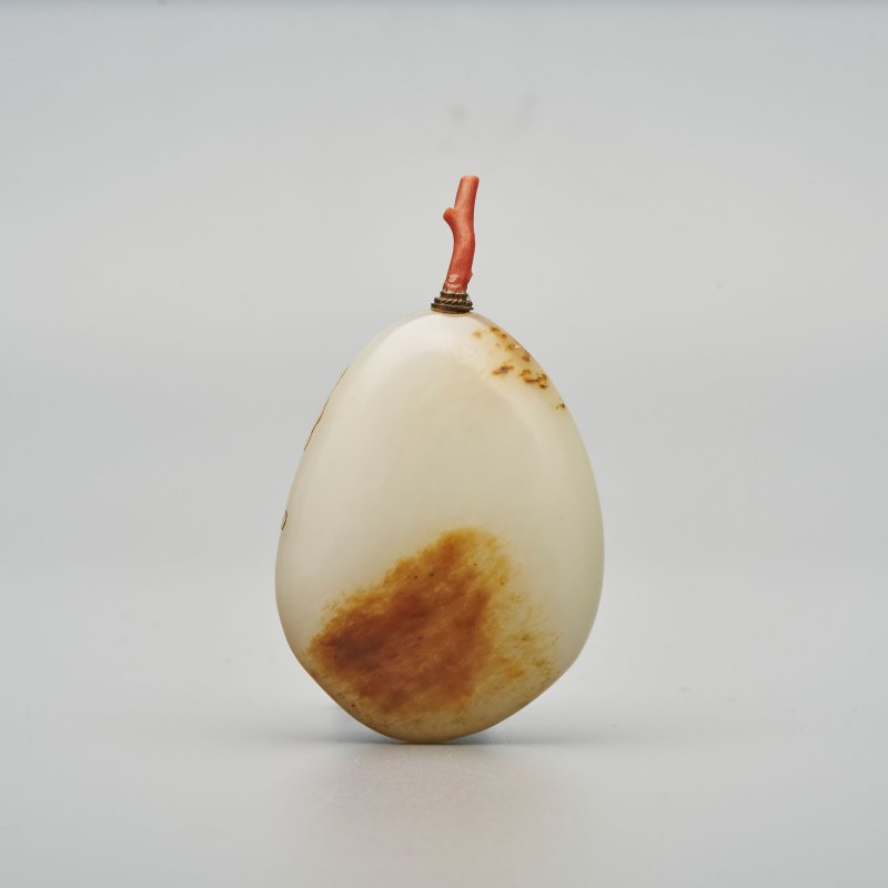 十九/二十世紀 白玉褐沁隨形祥雲蝠紋鼻煙壺、珊瑚蓋 | A WHITE AND RUSSET JADE PEBBLE-SHAPED SNUFF BOTTLE - 图10