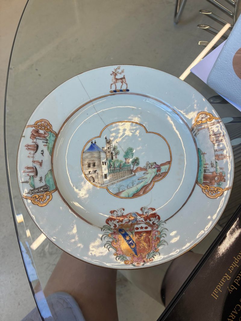 清乾隆 約1745年 粉彩紋章圖盤一組三件 | Three fine and rare Chinese export armorial dishes, Qing Dynasty, Qianlong Period, circa 1745 - 图6