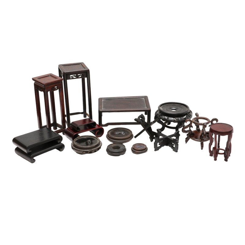 十九/二十世紀 木座一組十六件 | A group of small Chinese wood stands, 19th/20th century