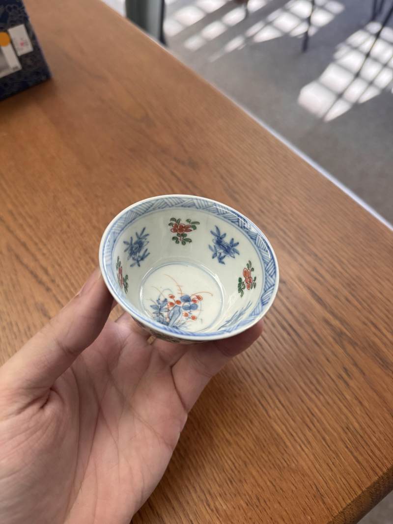 清康熙 墨地五彩花卉紋盃 | Santos Collection | A Chinese famille-noire 'blossoms' cup, Qing dynasty, Kangxi period - 图2