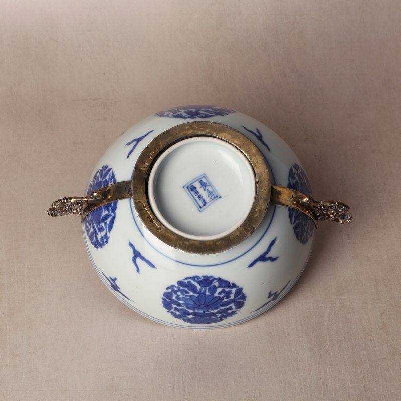 明嘉靖 青花包銀鎏金口沿盌 《長命富貴》款 | Santos Collection | A fine Chinese silver-gilt-mounted blue and white bowl, Ming dynasty, Jiajing period - 图20
