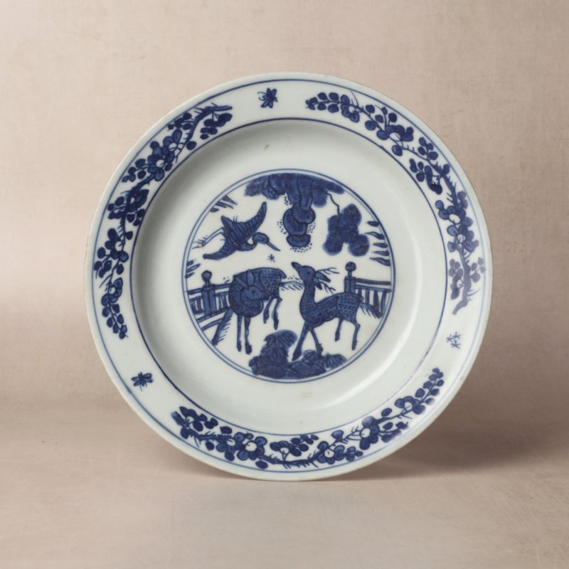 明 青花鹿鶴同春圖盤 | Santos Collection | A Chinese blue and white 'deer and crane' dish, Ming dynasty