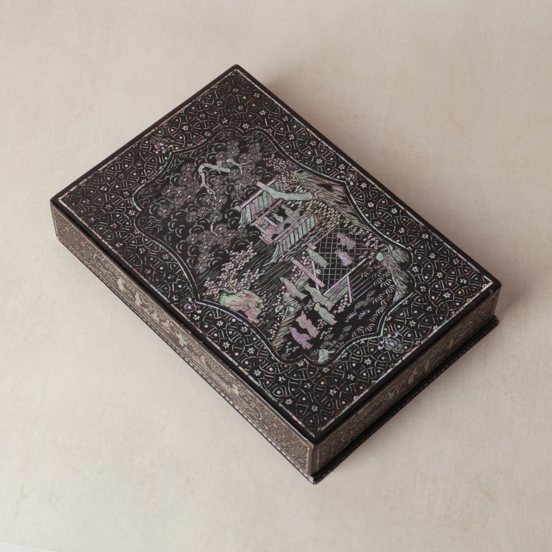十七至十八世紀 黑漆嵌螺鈿山水人物圖蓋盒 | A Chinese lac burgauté box and cover, 17th-18th century - 图2