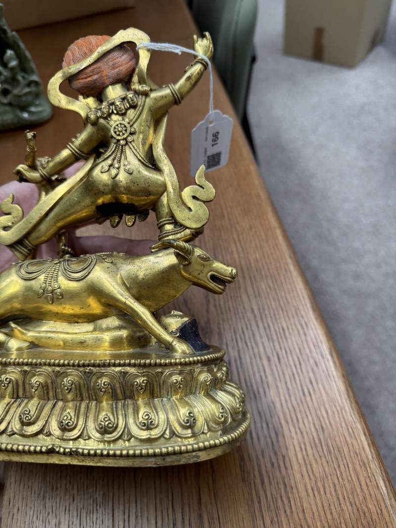 清十八世紀 漢藏銅鍍金閻摩法王立像 | A fine Sino-Tibetan gilt-bronze figure of Yama Dharmaraja and Yami, Qing dynasty, 18th century - 图6