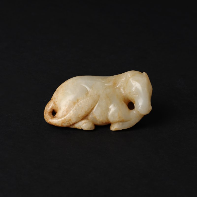 清十八/十九世紀 青玉帶皮馬擺件 | A Chinese celadon and russet jade 'horse' group, 18th/19th century