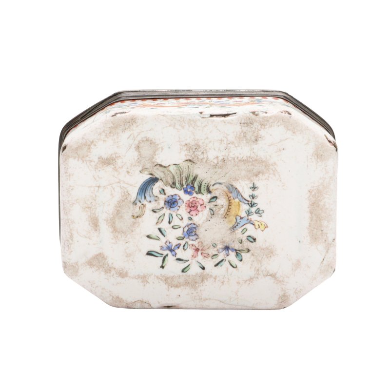 清乾隆 銅胎畫琺瑯西洋人物故事圖鼻煙盒 | A Chinese painted enamel 'European subject' snuff box, Qing dynasty, Qianlong period - 图6