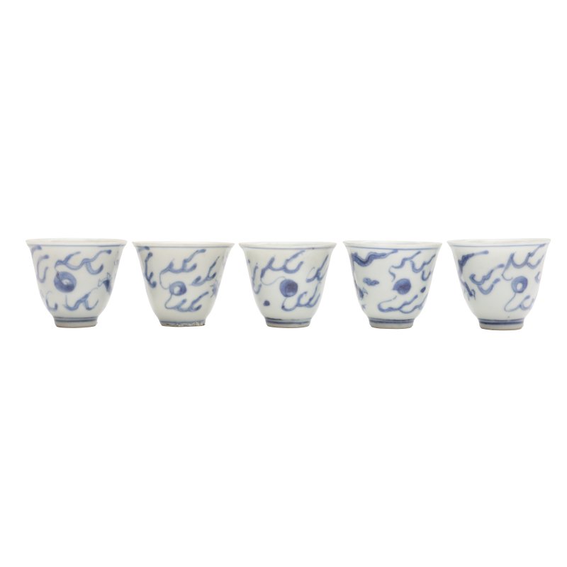 十七世紀 哈徹號沈船出水 青花龍紋酒盃一組五件 | A set of five Chinese blue and white wine cups from the Hatcher Cargo, 17th century - 图3
