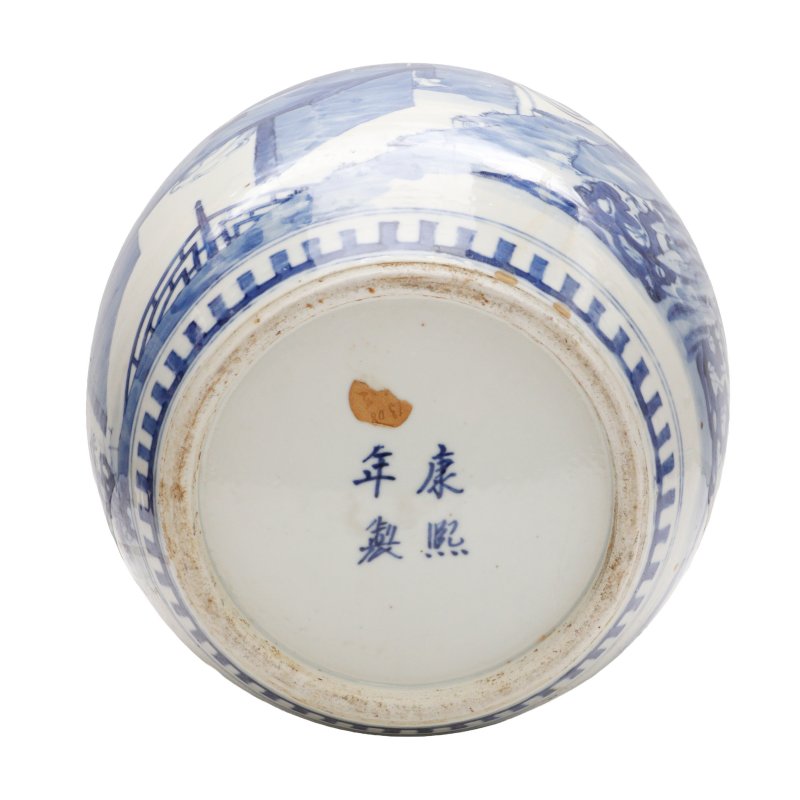 清十九世紀 青花人物故事圖蓋罐一對 《康熙年製》款 | A pair of large Chinese blue and white 'figural' jars and covers, Qing dynasty, 19th century - 图5
