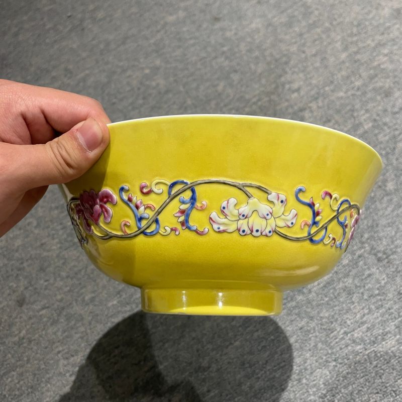 清道光 黄地凸花粉彩缠枝花卉纹大碗 - 图10