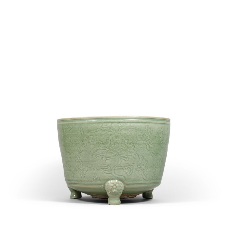 晚明 龍泉窯青釉刻花牡丹紋奩式爐 | A LONGQUAN CELADON-GLAZED 'FLORAL' TRIPOD CENSER - 图3