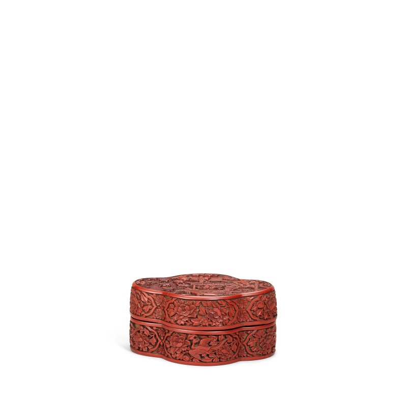 晚明 剔紅海棠式蓋盒 | A SMALL CARVED CINNABAR LACQUER 'FIGURAL' LOBED BOX AND COVER - 图2