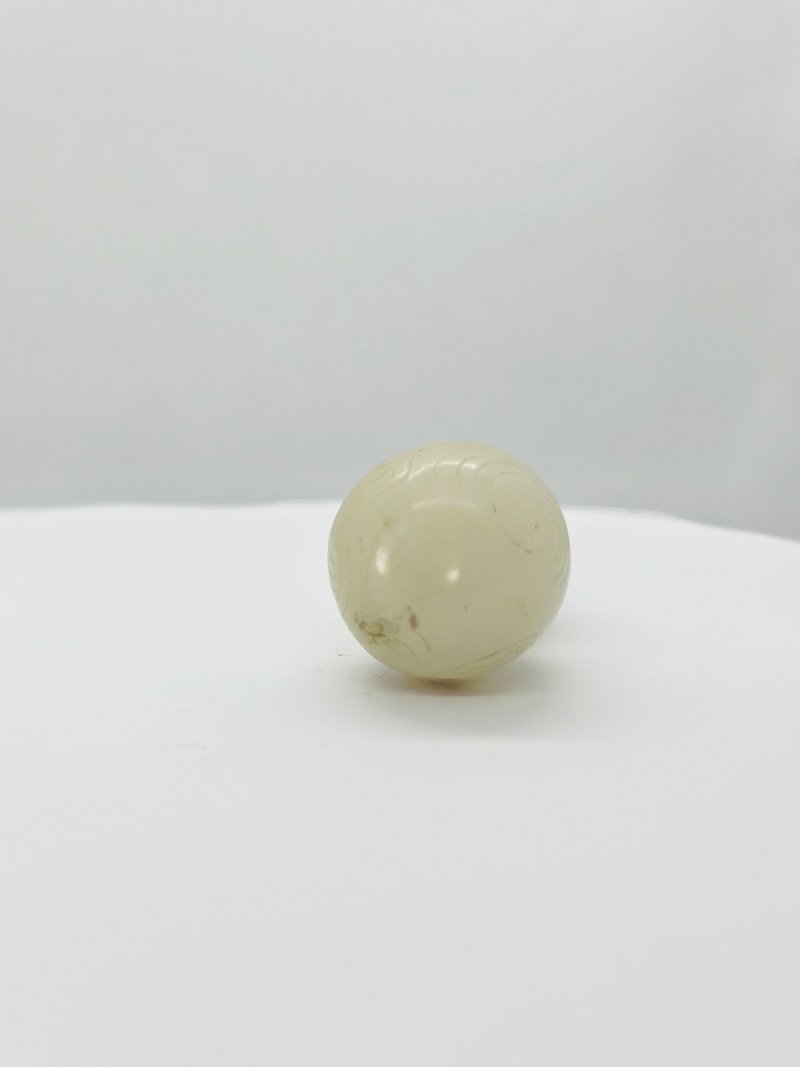 晚清 白玉匏形、黃玉鋪首銜環鼻煙壺二件 | A WHITE JADE 'DOUBLE GOURD' AND A YELLOW JADE SNUFF BOTTLE - 图2