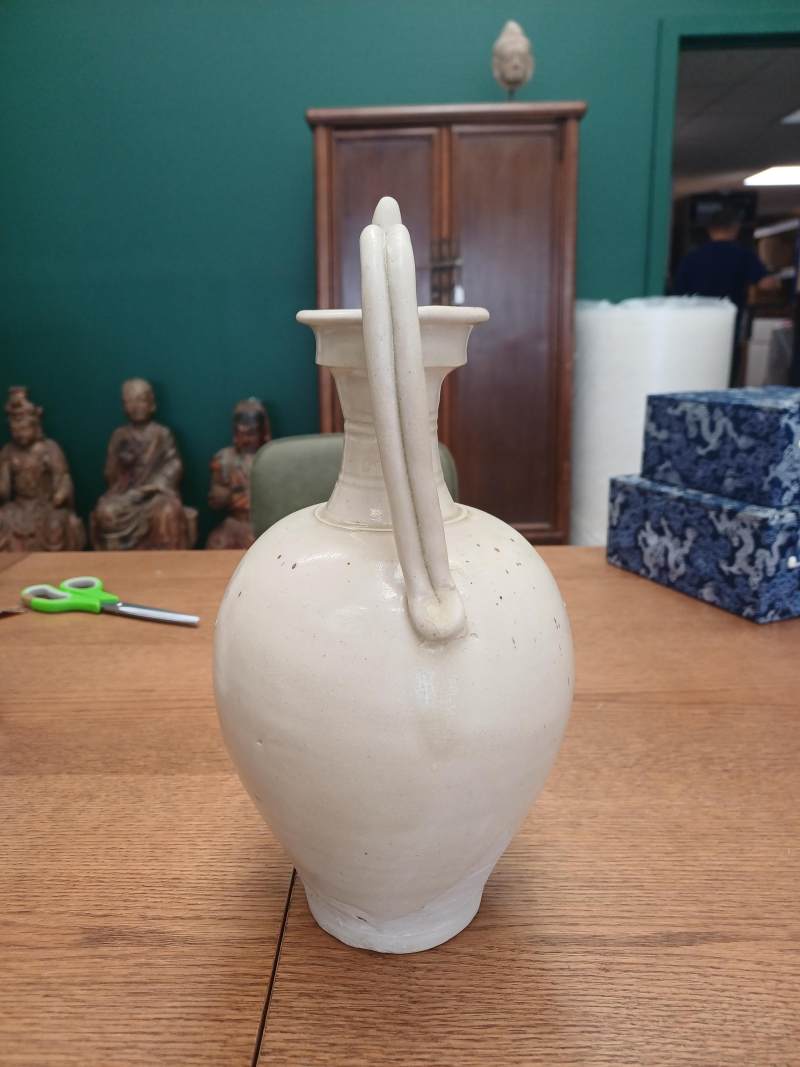 唐 白釉雙螭龍耳瓶 | A Chinese straw-glazed stoneware 'amphora' vase, Tang Dynasty - 图18