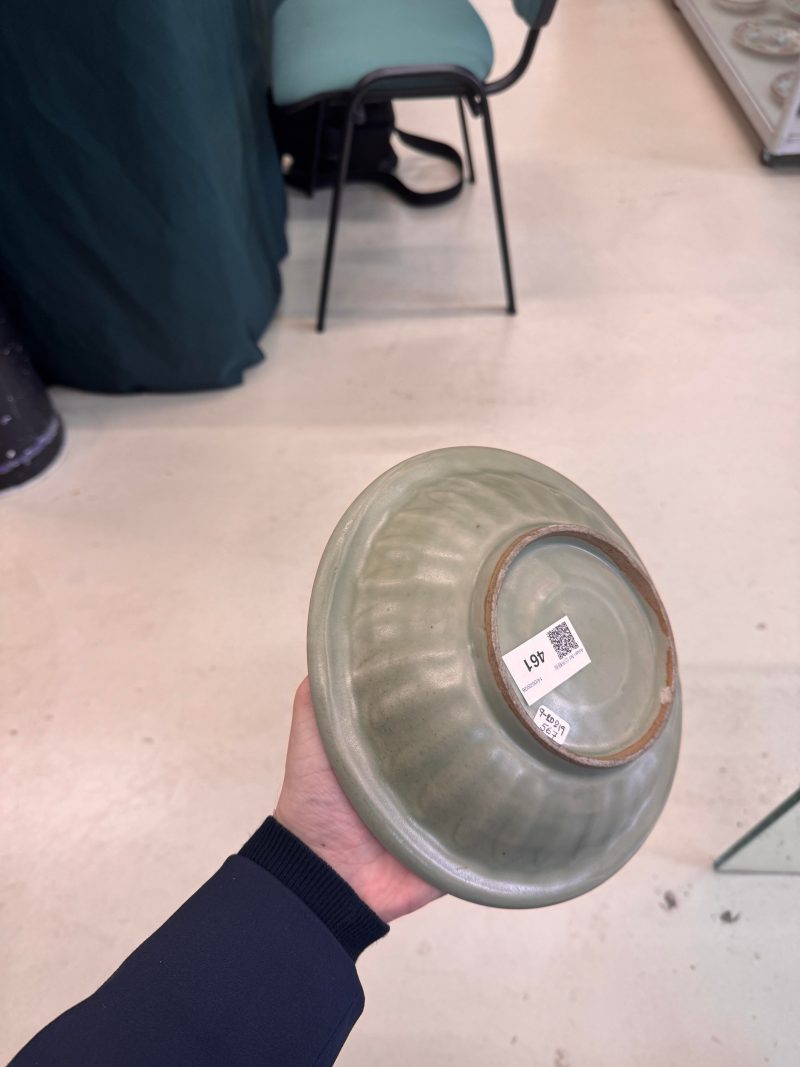 宋 龍泉窰青釉貼雙魚折沿盤 | Santos Collection | A Chinese Longquan celadon 'twin fish' moulded dish, Song dynasty - 图11