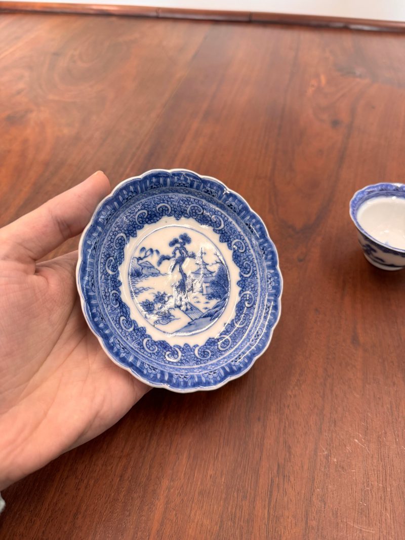 清雍正 漿胎青花山水圖盃及小盤 | Santos Collection | A rare Chinese export soft paste 'landscape' cup and saucer, Qing dynasty, Yongzheng period - 图9