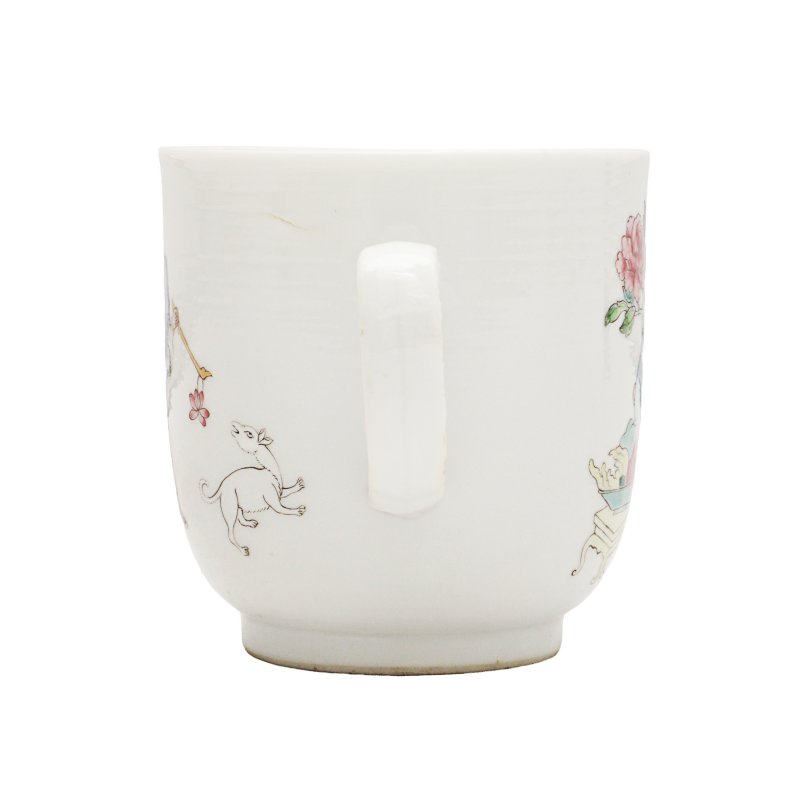 清乾隆 粉彩庭院嬰戲圖盃 | A Chinese export famille-rose 'boys and dogs' coffee cup, Qing dynasty, Qianlong period - 图2