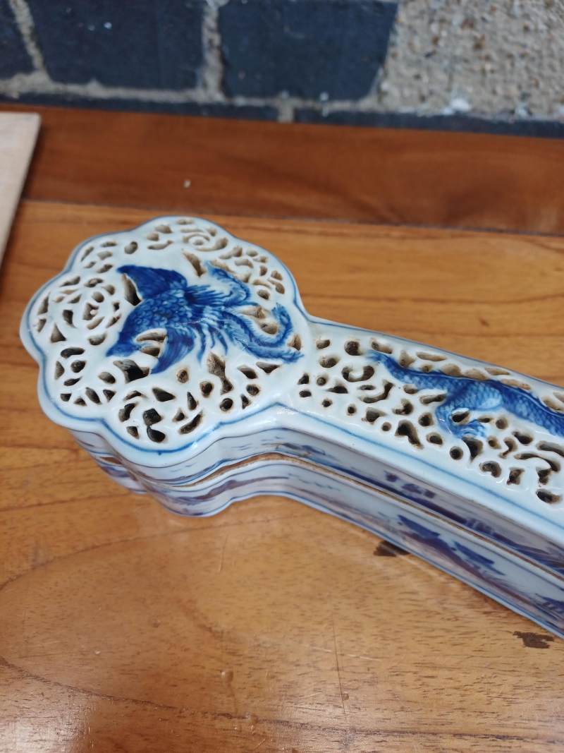 清十八至十九世紀 青花如意形蓋爐 《大清乾隆年製》款 | A Chinese blue and white sceptre-shaped censer and cover, Qing dynasty, 18th-19th century - 图12