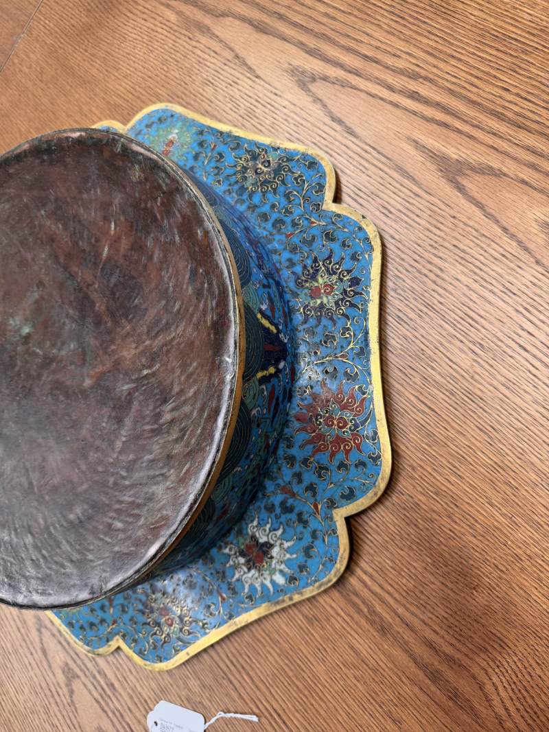 清十七/十八世紀 掐絲琺瑯銅胎鎏金亭台樓閣圖折沿葵口盆 | A fine Chinese cloisonné enamel and gilt-bronze 'pavilion' basin, Qing dynasty, 17th/18th century - 图19
