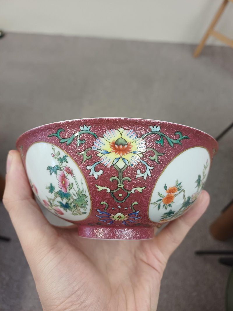 清道光 胭脂紅地軋道開光粉彩花卉紋盌 《大清道光年製》款 | Santos Collection | A fine Chinese ruby-ground sgraffiato 'medallion' bowl, Qing dynasty, Daoguang mark and period - 图2