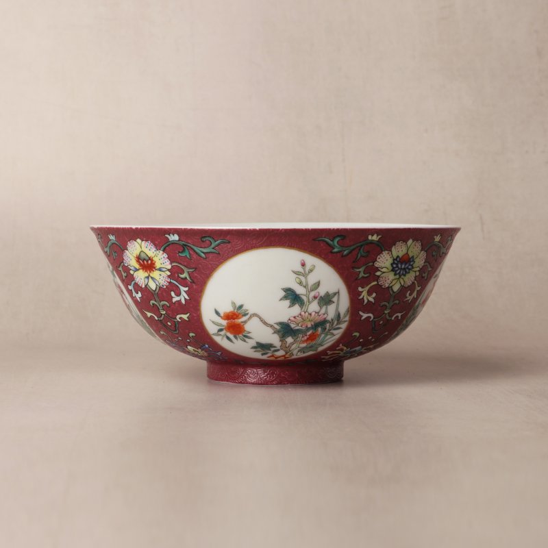 清道光 胭脂紅地軋道開光粉彩花卉紋盌 《大清道光年製》款 | Santos Collection | A fine Chinese ruby-ground sgraffiato 'medallion' bowl, Qing dynasty, Daoguang mark and period - 图12