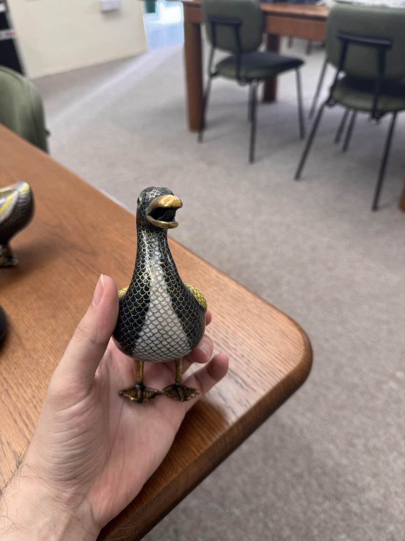 清十八世紀 掐絲琺瑯銅鍍金寶鴨像一對 | A pair of Chinese cloisonné enamel and gilt-bronze duck figures, Qing dynasty, 18th century - 图2