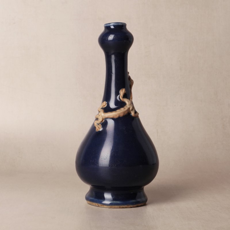 明末 藍釉蟠螭紋蒜頭瓶 | Santos Collection | A Chinese blue-glazed garlic-mouth 'chilong' vase, late Ming dynasty - 图2