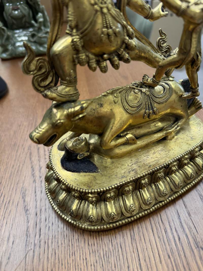 清十八世紀 漢藏銅鍍金閻摩法王立像 | A fine Sino-Tibetan gilt-bronze figure of Yama Dharmaraja and Yami, Qing dynasty, 18th century - 图26