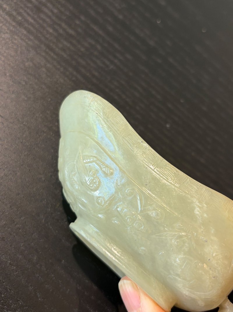 （或）十七/十八世紀 青白玉螭龍紋圈足匜 及座 | A PALE GREEN JADE 'CHI-DRAGON' POURING VESSEL, YI - 图3
