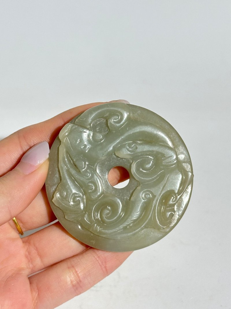 十九/二十世紀 青白玉子母獅紋佩、及青玉螭龍紋佩二枚 及座 | A GREENISH WHITE JADE 'LION AND CUB' AND A GREEN JADE 'CHI DRAGON' PENDANT - 图3