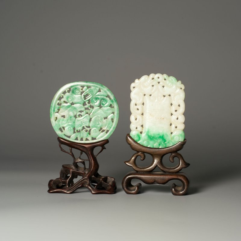 十九/二十世紀 翡翠⌈和合二仙⌋及⌈府上有龍⌋佩二枚 及座 | A JADEITE 'HEHE ERXIAN' AND A 'DRAGON' PENDANT - 图1