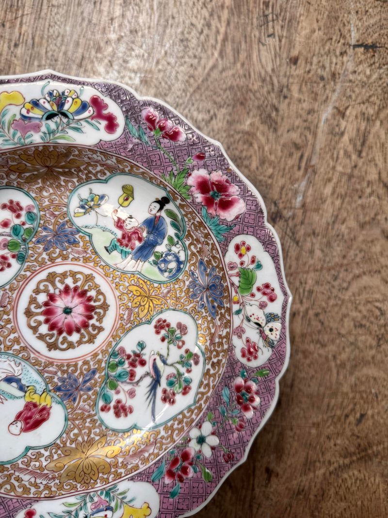 清雍正 約1730年 粉彩開光人物花卉圖花式盤一對 | Santos Collection | A pair of fine Chinese export foliate dishes, Qing dynasty, Yongzheng period, circa 1730 - 图6