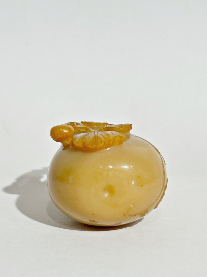 清十九世紀 黃翡翠葫蘆形鼻煙壺、珊瑚蓋 | A YELLOW JADEITE GOURD SNUFF BOTTLE - 图5