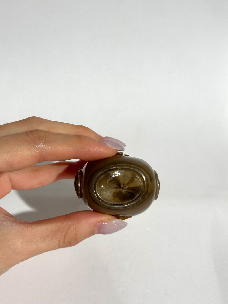 清十九世紀 玻璃仿瑪瑙花卉紋鼻煙壺 | A GLASS SNUFF BOTTLE IMITATING AGATE - 图2