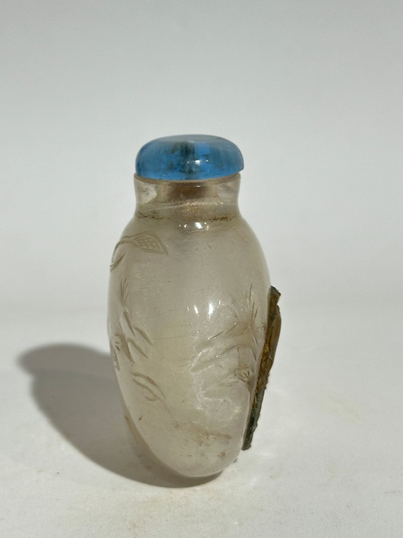 清十九世紀 水晶蘭石紋、瑞犬紋鼻煙壺二件、（蘭）珊瑚蓋 | TWO ROCK CRYSTAL 'ORCHID' AND 'BUDDHIST LION' SNUFF BOTTLES - 图14