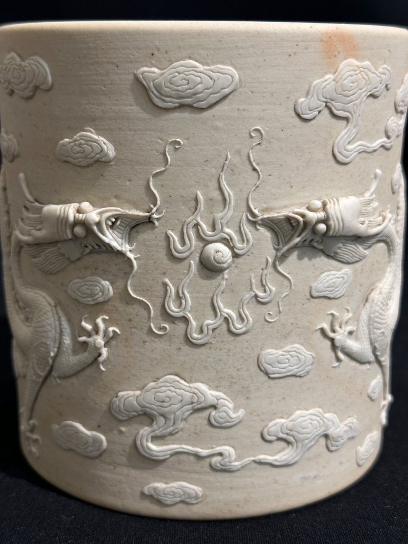 晚清至民國 澀胎「雙龍搶珠」筆筒 | A BISCUIT PORCELAIN 'DRAGON' BRUSH POT - 图4