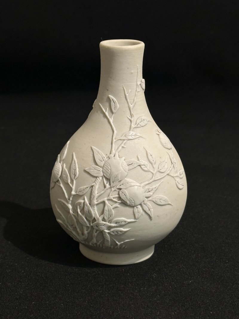 民國 澀胎石榴紋瓶 | A BISCUIT PORCELAIN 'POMEGRANATE' VASE - 图11