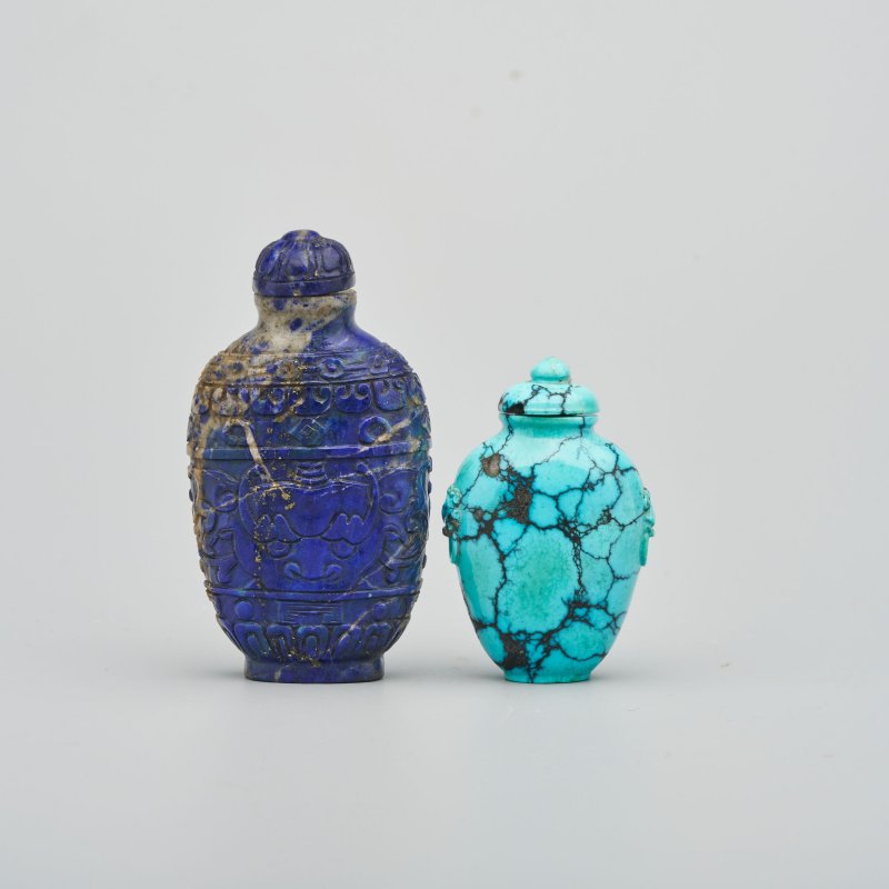 十九/二十世紀 青金石饕餮紋、綠松石鼻煙壺二件 | A LAPIS LAZULI 'TAOTIE' AND A TURQUOISE SNUFF BOTTLE