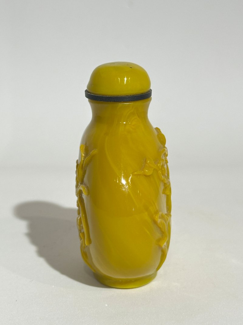 二十世紀 雞油黃玻璃光素、花卉紋鼻煙壺四件 | FOUR YELLOW GLASS SNUFF BOTTLES - 图2